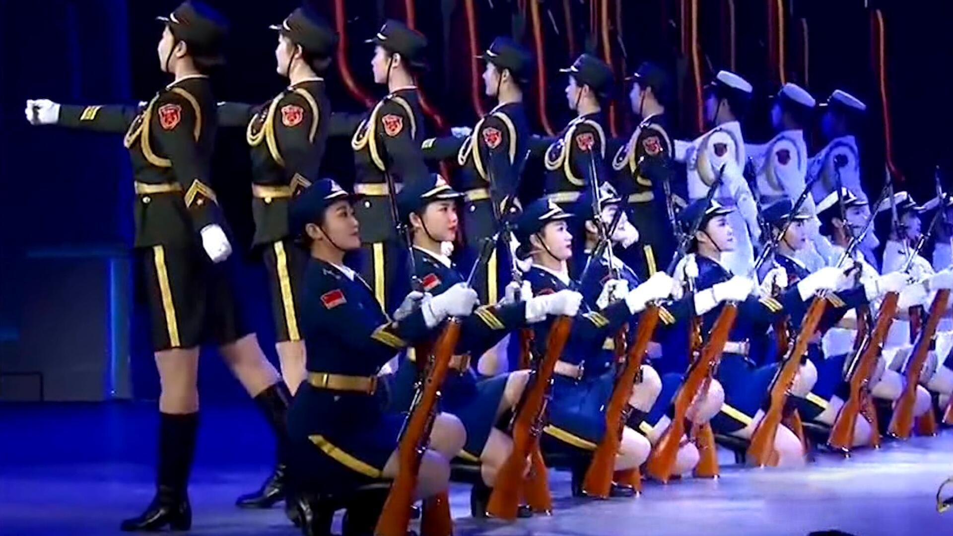 三軍女兵隊(duì)跳舞，展現(xiàn)力量與柔美的完美結(jié)合，三軍女兵隊(duì)舞蹈，力量與柔美的完美交融