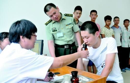 男兵體檢的尷尬圖，理解與尊重的重要性，男兵體檢中的尊重與理解的必要性，尷尬瞬間的思考
