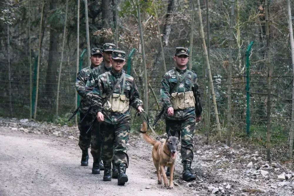 火箭軍是否都在大山之中？解析火箭軍的駐扎環(huán)境與任務(wù)特點(diǎn)，火箭軍的駐扎環(huán)境與任務(wù)特點(diǎn)解析，大山之中還是多元布局？