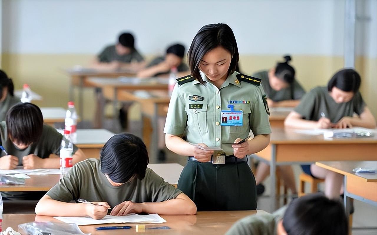 專(zhuān)科女生入伍難嗎？全面解讀入伍條件與影響因素，專(zhuān)科女生入伍解析，條件與影響因素全攻略